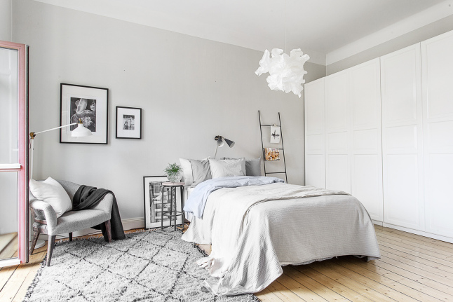 5 dormitorio nordico con escalera decoratualma