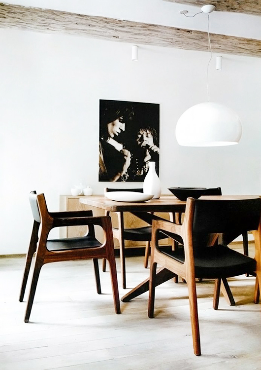 salón con sillas de diseño decoratualma