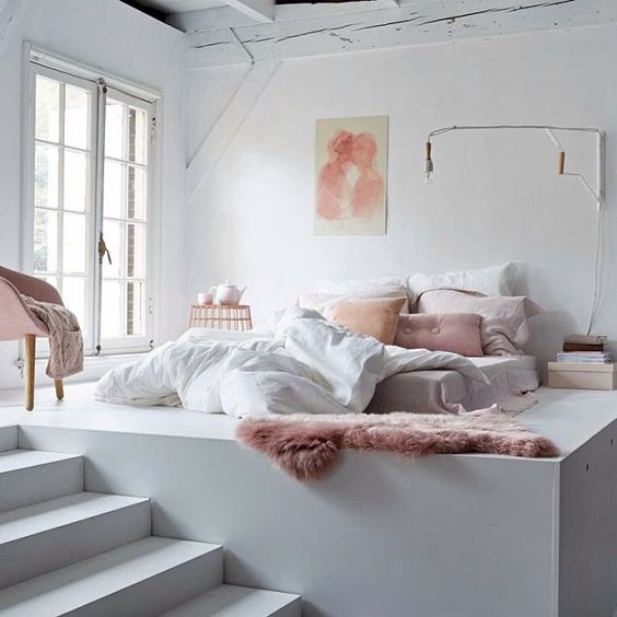Dormitorio nordico con luz natural doble altura en tonos rose quartz cuarzo rosa pastel decoratualma dta
